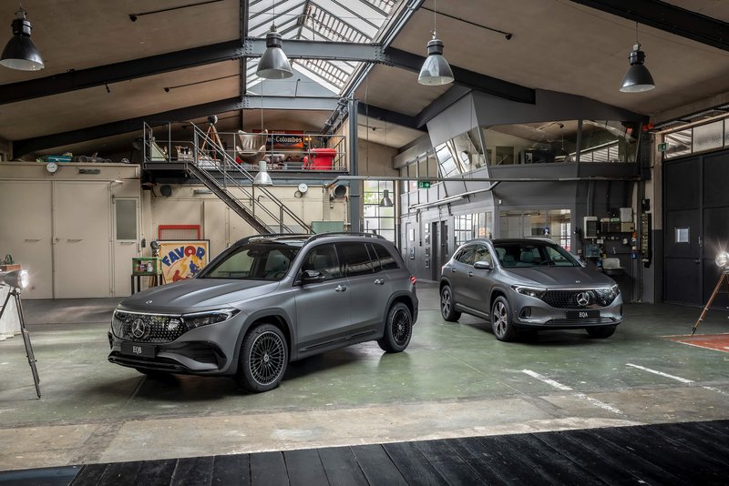 Elektroautos, hier die Mercedes-Einstiegsmodelle EQA und EQB, werden ab dem Jahreswechsel weniger stark vom Staat gefördert: Statt wie bisher 4.500 Euro beträgt der Bundesanteil noch 3.000 Euro. Foto: Mercedes-Benz