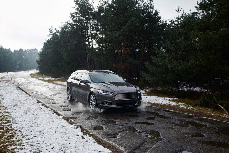 Bei Schlaglöchern sollte man langsam und vorsichtig fahren. Foto: Ford