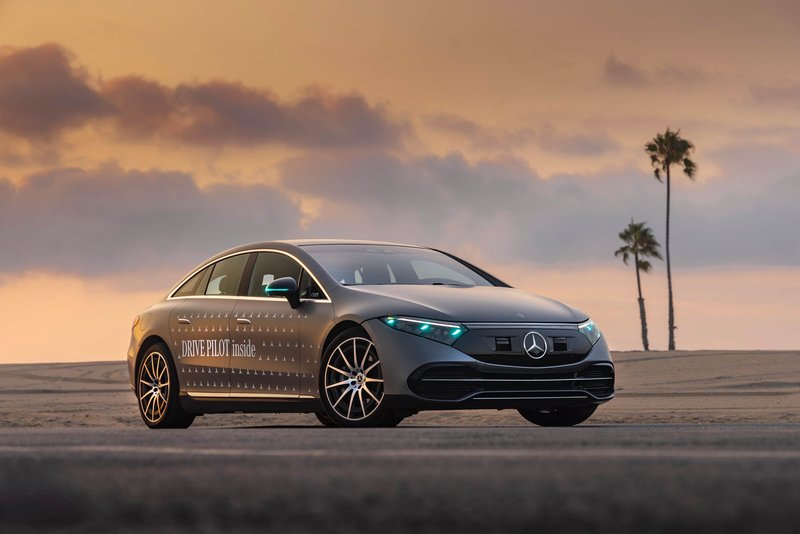 Auch vorne trägt Mercedes türkise Marker. Foto: Mercedes-Benz